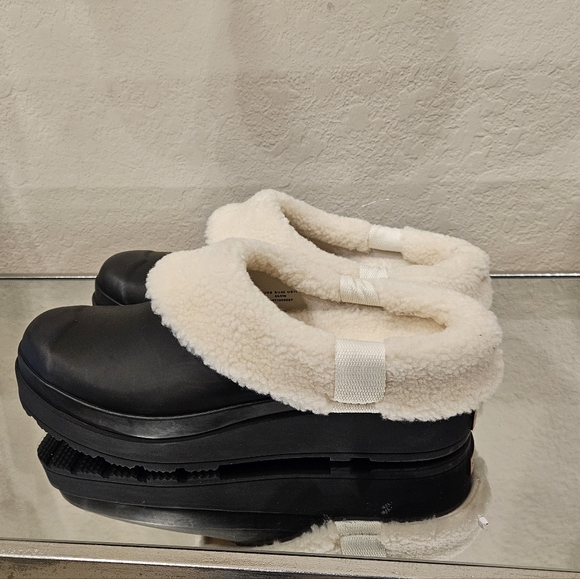 Price Drop↘️↘️ Hunter Play Clogs.Black with Vegan Shearling.  Women's Sz 10 - Picture 3 of 4